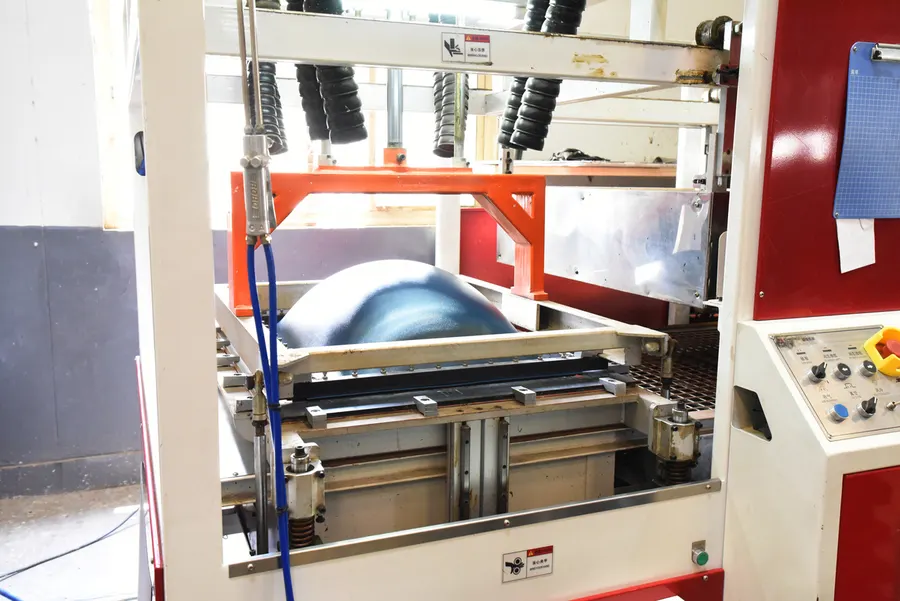 Vacuum forming of hard-shell luggage
