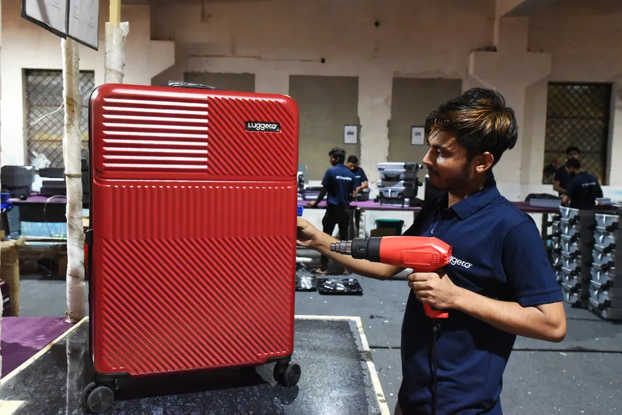 Luggage finishing and quality inspection